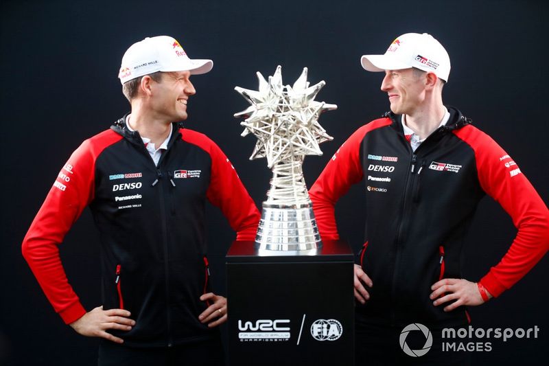 Sébastien Ogier, Toyota Gazoo Racing WRT, Elfyn Evans, Toyota Gazoo Racing WRT con el trofeo del Campeonato del WRC