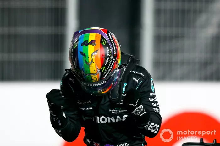 Ganador de la pole position Lewis Hamilton, Mercedes, celebra