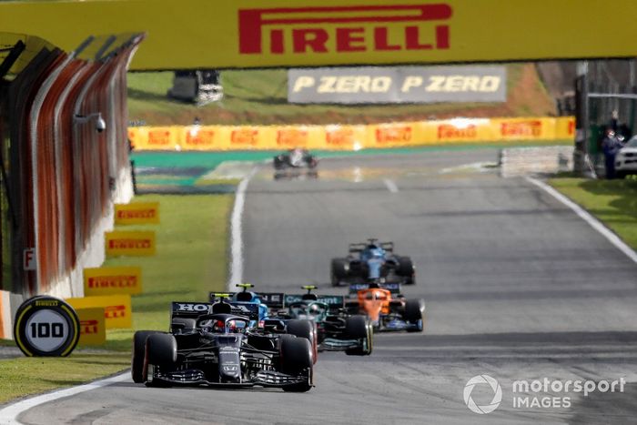 Pierre Gasly, AlphaTauri AT02, Esteban Ocon, Alpine A521, y Sebastian Vettel, Aston Martin AMR21