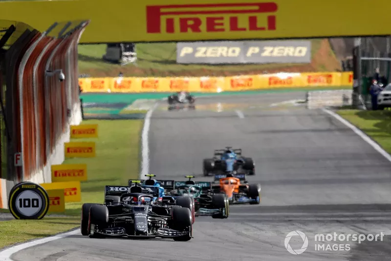 Pierre Gasly, AlphaTauri AT02, Esteban Ocon, Alpine A521, e Sebastian Vettel, Aston Martin AMR21