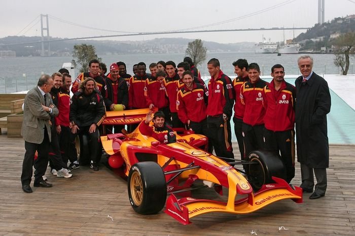 Los jugadores del Galatasaray, con el coche de la Superleague Formula
