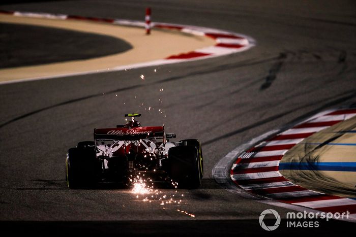 Chispas saltan del monoplaza de Antonio Giovinazzi, Alfa Romeo Racing C39