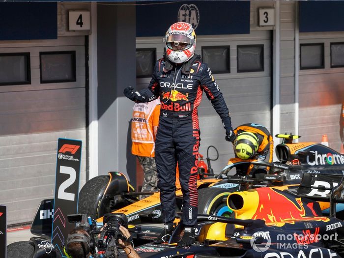 Max Verstappen, Red Bull Racing, 1ª posición, celebra su llegada al Parc Ferme