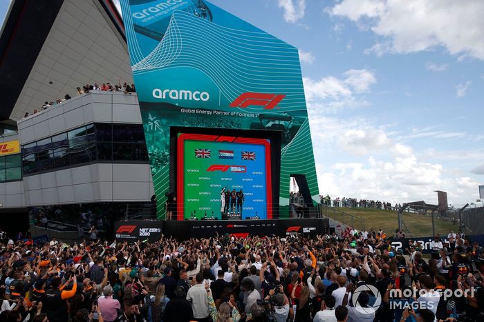 Lando Norris, McLaren, 2ª posición, Max Verstappen, Red Bull Racing, 1ª posición, Lewis Hamilton, Mercedes-AMG, 3ª posición, en el podio.