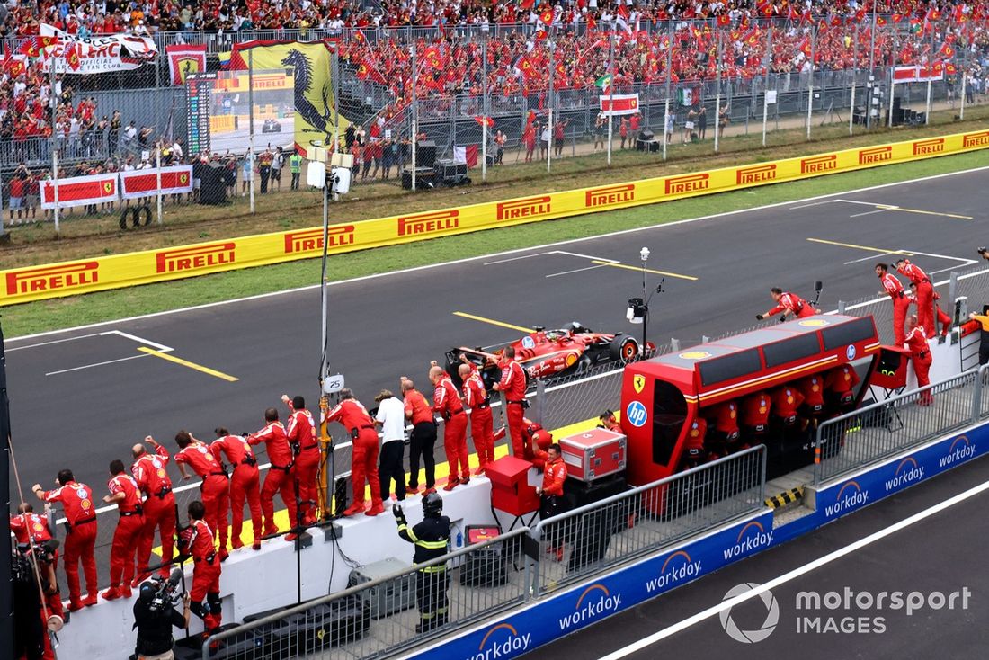 Charles Leclerc, Ferrari SF-24, 1ª posición, saca la bandera a cuadros para regocijo de su equipo en el muro de boxes