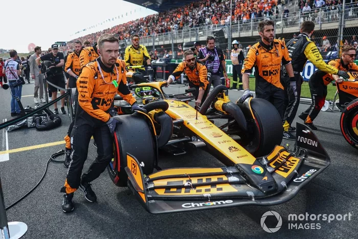 Los mecánicos empujan a Lando Norris, McLaren MCL38, a su puesto en parrilla