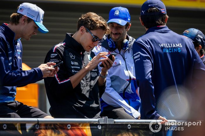 George Russell, Mercedes-AMG F1 Team, Daniel Ricciardo, Visa Cash App RB F1 Team, en el desfile de pilotos 