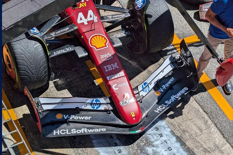 Détail de l'aile avant de la Ferrari SF-25