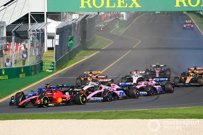 Charles Leclerc, Ferrari SF-23, Alex Albon, Williams FW45, Pierre Gasly, Alpine A523, Esteban Ocon, Alpine A523, el resto de la parrilla en la salida.