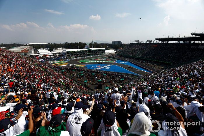 Sergio Pérez, Red Bull Racing RB18, George Russell, Mercedes W13, Carlos Sainz, Ferrari F1-75