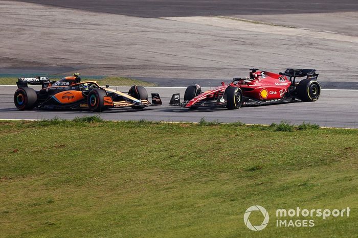 Lando Norris, McLaren MCL36, Charles Leclerc, Ferrari F1-75, chocan, provocando un trompo