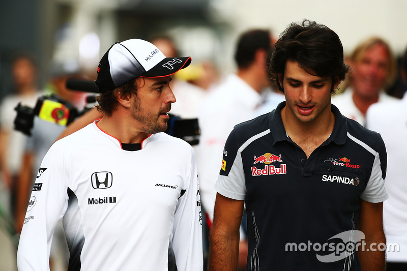 (De izquierda a derecha): Fernando Alonso, McLaren con Carlos Sainz Jr., Scuderia Toro Rosso