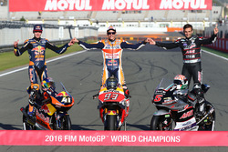 Les trois champions de 2016 : Marc Marquez, Repsol Honda Team, Champion du monde MotoGP, Johann Zarco, Ajo Motorsport, Champion du monde Moto2, et Brad Binder, Red Bull KTM Ajo, Champion du monde Moto3