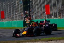 Max Verstappen, Red Bull Racing RB13, Esteban Ocon, Force India VJM10