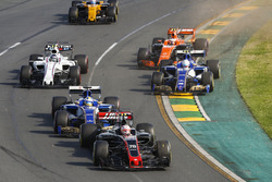 Kevin Magnussen, Haas F1 Team VF-17, devant Marcus Ericsson, Sauber C36, Antonio Giovinazzi, Sauber C36, Stoffel Vandoorne, McLaren MCL32, Lance Stroll, Williams FW40, et Jolyon Palmer, Renault Sport F1 Team RS17, au départ