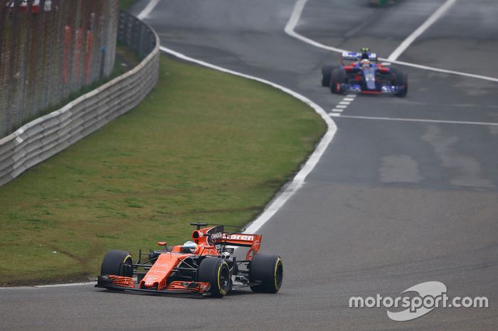 Fernando Alonso, McLaren MCL32 y Carlos Sainz Jr., Scuderia Toro Rosso STR12