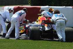 Эвакуация сломанного Red Bull Racing RB13 Макса Ферстаппена
