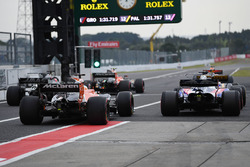 Pierre Gasly, Scuderia Toro Rosso STR12 et Fernando Alonso, McLaren MCL32