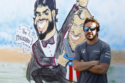 Fernando Alonso, McLaren, pose à côté de sa caricature
