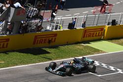 Ganador de la carrera Lewis Hamilton, Mercedes-Benz F1 W08 cruza la línea y toma la bandera a cuadro
