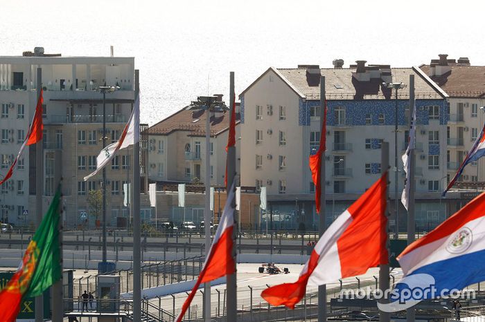 Os carros foram para a pista pela primeira vez nesta sexta-feira em Sochi, na Rússia, como preparação para a corrida de domingo.