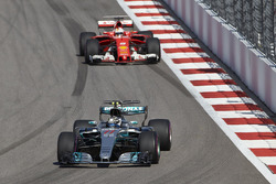 Valtteri Bottas, Mercedes AMG F1 W08; Sebastian Vettel, Ferrari SF70H