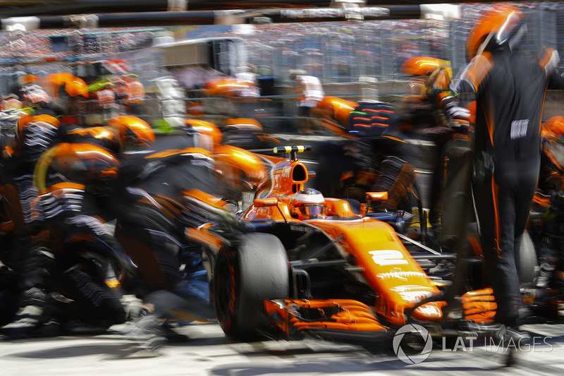 Stoffel Vandoorne, McLaren MCL32, en pits