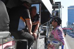 Sergio Perez, Sahara Force India habla con Robert Fearnley, Sahara Force India F1 Team director del 