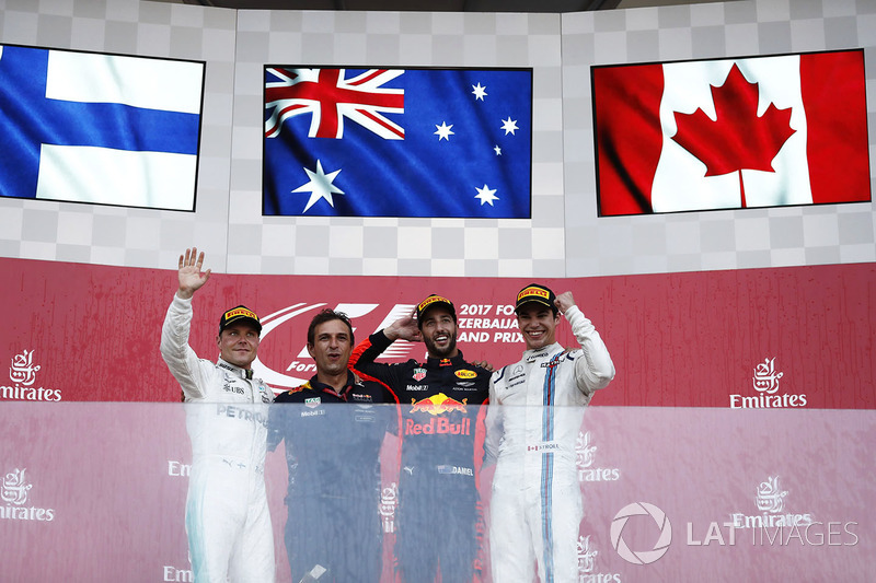 Podio: ganador de la carrera Daniel Ricciardo, Red Bull Racing, segundo lugar Valtteri Bottas, Mercedes AMG F1, y el tercer lugar Lance Stroll, Williams