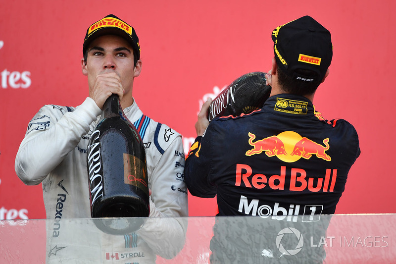 Podio: ganador de la carrera Daniel Ricciardo, Red Bull Racing, y el tercer lugar Lance Stroll, Williams