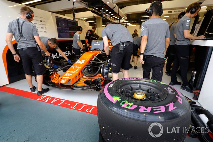 Neumáticos listos para Fernando Alonso, McLaren MCL32, fuera del garaje de McLaren