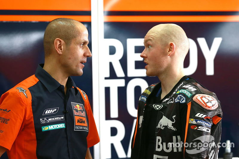 Bradley Smith, Red Bull KTM Factory Racing con Tom Jojic