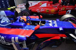 Carlos Sainz Jr., Scuderia Toro Rosso STR12 y el ganador de la pole Kimi Raikkonen, Ferrari SF70-H e