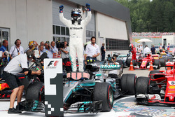 El ganador, Valtteri Bottas, Mercedes AMG F1 celebra en el parc ferme
