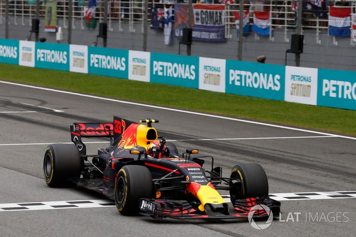 Max Verstappen, Red Bull Racing RB13 pasa la meta
