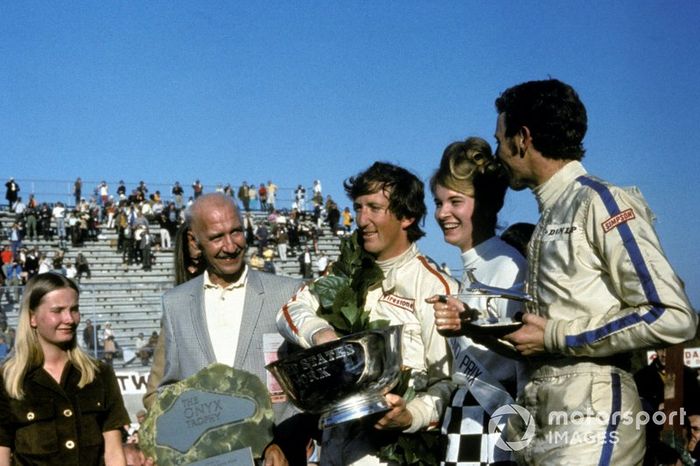 El ganador de la carrera Jochen Rindt, Lotus con Miss Estados Unidos GP y Piers Courage, Brabham