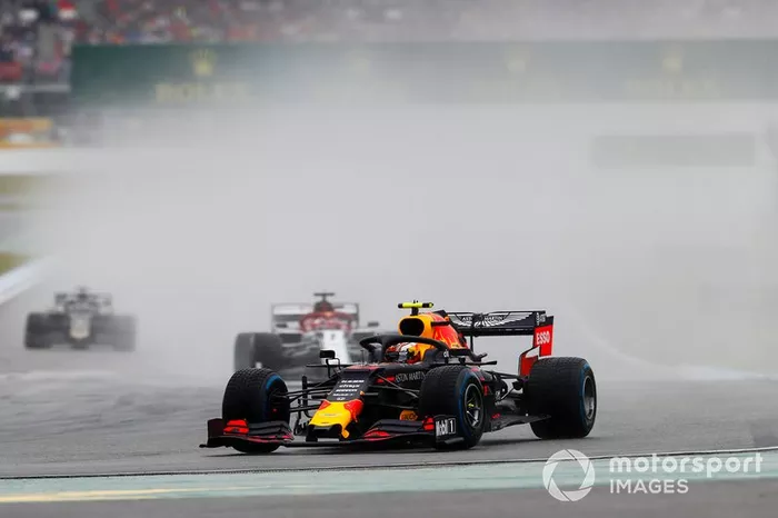 Pierre Gasly, Red Bull Racing RB15, precede Kimi Raikkonen, Alfa Romeo Racing C38