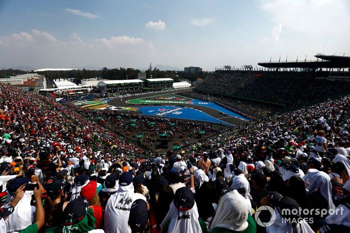 Zhou Guanyu, Alfa Romeo C42, Daniel Ricciardo, McLaren MCL36, Sebastian Vettel, Aston Martin AMR22