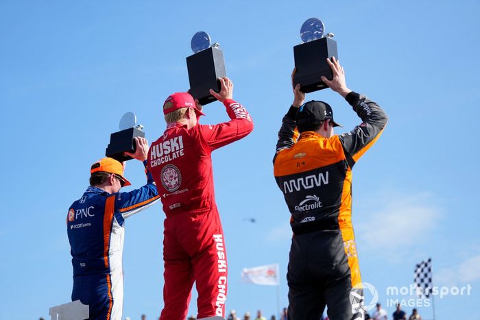 Podio: segundo lugar Patricio O'Ward, Arrow McLaren Chevrolet, ganador Marcus Ericsson, Chip Ganassi Racing Honda, tercer lugar Scott Dixon, Chip Ganassi Racing Honda