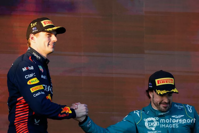 Max Verstappen, Red Bull Racing, 1ª posición, Fernando Alonso, Aston Martin F1 Team, 3ª posición, en el podio.