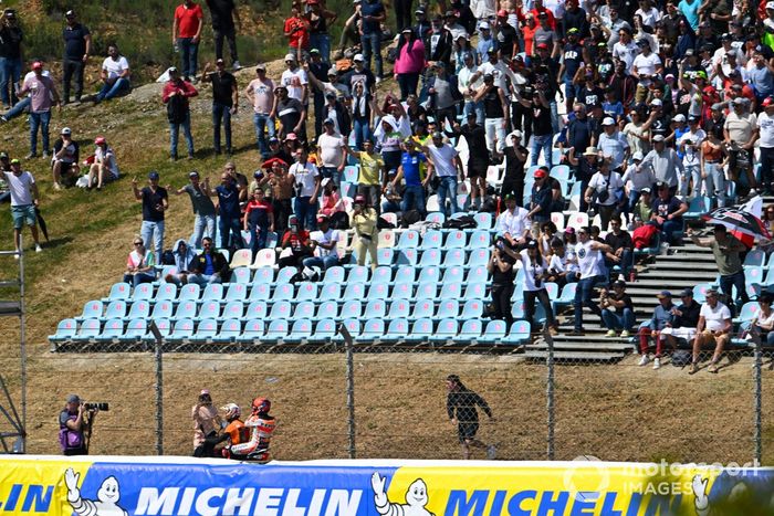 La multitud grita a Marc Márquez, del equipo Repsol Honda, tras su caída con Miguel Oliveira, del RNF MotoGP Racing