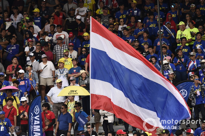 Un drapeau de la Thaïlande et des fans en tribune
