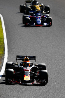 Daniel Ricciardo, Red Bull Racing RB14, leads Brendon Hartley, Toro Rosso STR13, and Carlos Sainz Jr., Renault Sport F1 Team R.S. 18
