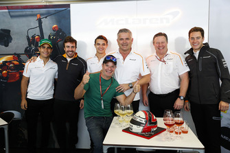 Gil De Ferran, McLaren Spor Direktörü doğum günü kutlaması, Sergio Sette Camara, Fernando Alonso, McLaren, Lando Norris, McLaren, Rubens Barrichello, Zak Brown, Direktör, McLaren Technology Group, ve Stoffel Vandoorne, McLaren