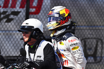 Daniel Ricciardo, Red Bull Racing rentre à moto après son abandon