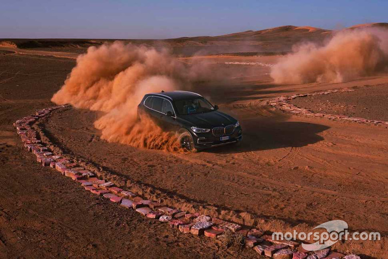 BMW X5 sur le circuit de Monza recréé dans le désert