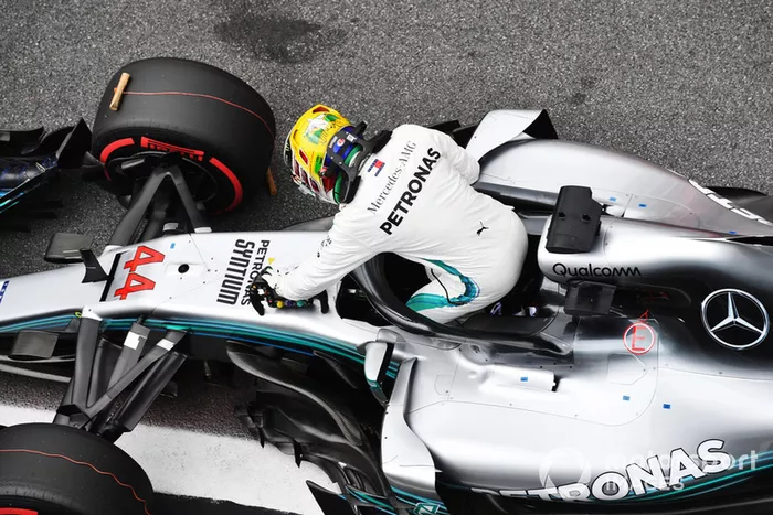 Ganador de la pole Lewis Hamilton, Mercedes AMG F1 celebra