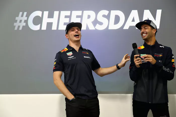 Max Verstappen, Red Bull Racing, y Daniel Ricciardo, Red Bull Racing, hablan al equipo Red Bull Racing