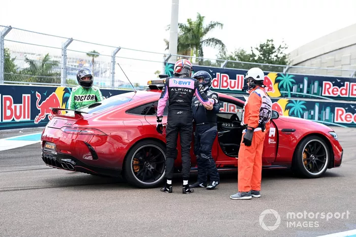 Esteban Ocon, del equipo Alpine F1, es llevado al coche médico tras un accidente