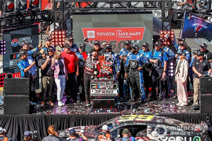 Daniel Suárez, TrackHouse Racing, Onx Homes / Renu Chevrolet Camaro celebra su victoria